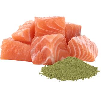 Šťavnaté kousky v lahodné omáčce s lososem a spirulinou představují kompletní krmivo pro dospělé kočky všech plemen. Obohaceno o taurin a čekankový inulin. Neobsahuje obiloviny ani přidaný cukr. Multipack obsahuje 4 kapsičky.